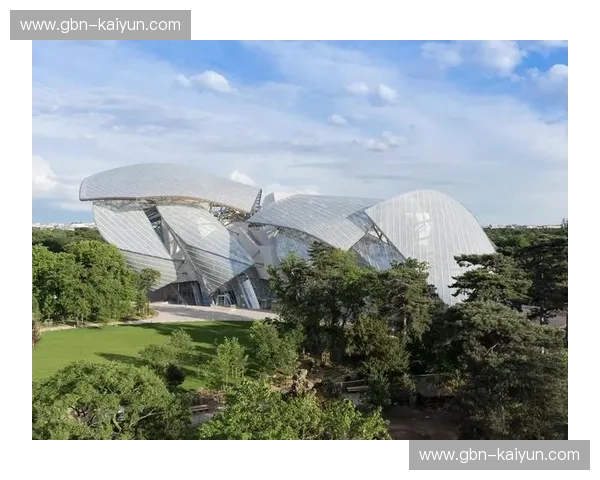 巴黎vs洛里昂：光影下的两座城，历史与未来的交织